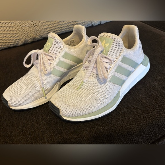 Adidas White and Light Green Running Shoes talla 6 U.S. - Picture 9 of 12
